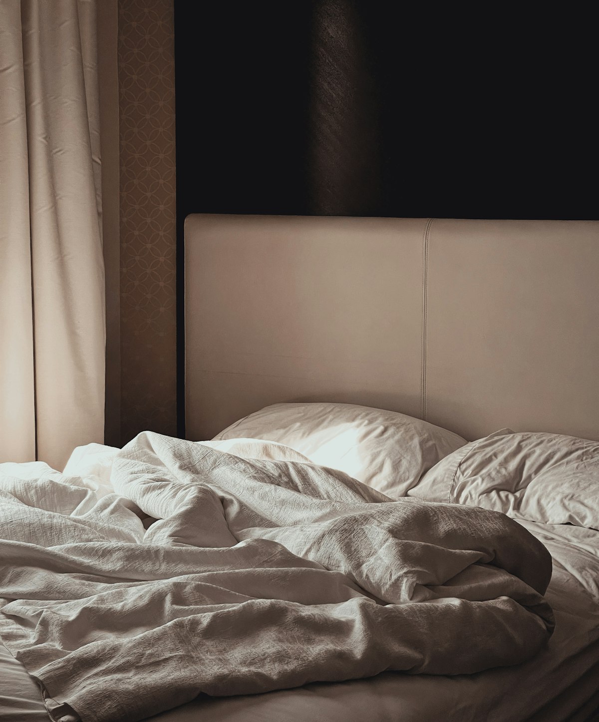 Persona con insomnio despierta de madrugada